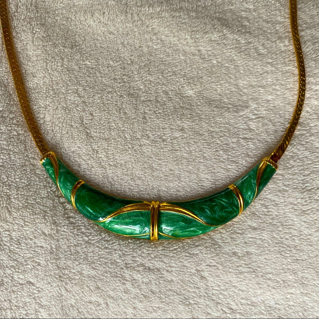 Vintage Lr Lady Remington Enamel Gold Tone Necklace 20$